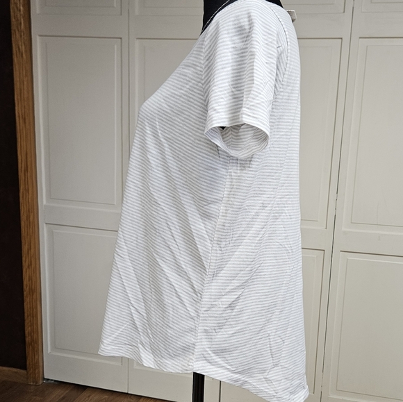 Fornia women's large short sleeve gray and white stripe tee - Picture 4 of 5
